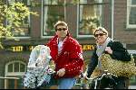 Amsterdam 30 maart 2002
Reinout Oerlemans en Danielle Overgaag met hun zoontje op de fiets.