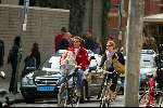 Amsterdam 30 maart 2002
Reinout Oerlemans en Danielle Overgaag met hun zoontje op de fiets.