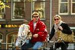 Amsterdam 30 maart 2002
Reinout Oerlemans en Danielle Overgaag met hun zoontje op de fiets.