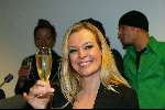 Rotterdam 1 maart 2003
Nationale songfestival in ahoy
Esther Hart met een glaasje champagne