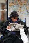 Amsterdam 8 maart 2003
Hanneke Groenteman leest een krantje in een bushokje