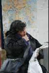 Amsterdam 8 maart 2003
Hanneke Groenteman leest een krantje in een bushokje