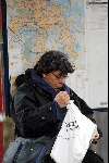 Amsterdam 8 maart 2003
Hanneke Groenteman leest een krantje in een bushokje