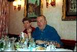 Henk v dorp en Frits Barend etend in een visreaturant in Barcelona 2000