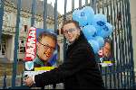 Den Haag 3 maart 2003
Jamai Idols met bus bij paleis Noordeinde