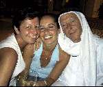 Dubai, 8 mei 2001
Jan Gisbers met een klein gedeelte van zijn harem !
Ik weet het zeker jongen !!!!!!!!!!!!!!