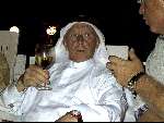 Dubai, 8 mei 2001
Jan Gisbers
Maar weining mensen weten dat Jan ook nog Sjeiks is en vaak zo leeft !
Veel buitenlandse reizen gaan hem niet in de dunne kleren zitten !!