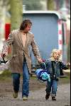 Blaricum 19  maart 2003
Marco Borsato met Luca Borsato op weg naar school