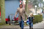 Blaricum 19  maart 2003
Marco Borsato met Luca Borsato op weg naar school