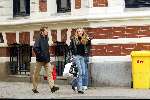 Amsterdam 10 maart 2003
Phillip Cocu shoppen met vriendin.
Cocu is de rest van het voetbalseizoen uitgeschakeld wegens een knieblessure