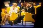 Reinout Oerlemans met Linda de mol tijdens televizierring 1994 met blote voeten