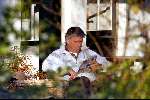 Breukelen 14 maart 2003
Ron Brandsteder leest boekje in zijn tuin van zijn huis in breukelen