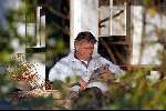Breukelen 14 maart 2003
Ron Brandsteder leest boekje in zijn tuin van zijn huis in breukelen