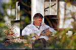 Breukelen 14 maart 2003
Ron Brandsteder leest boekje in zijn tuin van zijn huis in breukelen