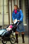 Amsterdam 10 maart 2003
Vanessa Loudon wandelend met haar baby