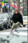 Amsterdam 17 maart 2003
Victor Reinier bij apotheek en op fiets