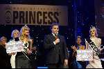 Wernhout 28 maart 2003
Princess Model of the year verkiezing.
Deborah Hazenbroek (miss Nederland) met Kimberly (miss Belgie) en Aad Ouborg