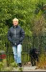 Blaricum 11 maart 2004
Anita Meijer met hond (labrador) aan het wandelen