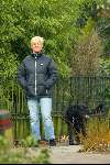 Blaricum 11 maart 2004
Anita Meijer met hond (labrador) aan het wandelen