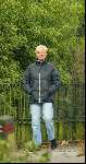 Blaricum 11 maart 2004
Anita Meijer met hond (labrador) aan het wandelen