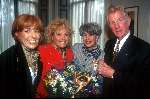 29 April 1997
Koninklijke onderscheiding voor Anneke Gronloh
Hier samen met o.a. Connie Vink Trea Dobbs Herman Emmink