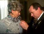 29 April 1997
Koninklijke onderscheiding voor Anneke Gronloh
Hier samen met de burgemeester van haar woonplaats