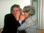 29 April 1997
Koninklijke onderscheiding voor Anneke Gronloh
Hier samen met haar man wim Jaap v d Laan hevig geemotioneerd