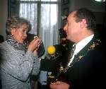 29 April 1997
Koninklijke onderscheiding voor Anneke Gronloh
Hier samen met de burgemeester van haar woonplaats