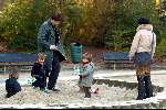 Amsterdam 13 maart 2004
Beau v Erven Dorens met zijn kinderen Bram Thijn en Bobby in de zandbak in het sarphatipark.