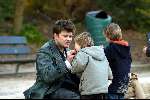 Amsterdam 13 maart 2004
Beau v Erven Dorens met zijn kinderen Bram Thijn en Bobby in de zandbak in het sarphatipark.