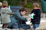 Amsterdam 13 maart 2004
Beau v Erven Dorens met zijn kinderen Bram Thijn en Bobby in de zandbak in het sarphatipark.