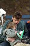 Amsterdam 13 maart 2004
Beau v Erven Dorens met zijn kinderen Bram Thijn en Bobby in de zandbak in het sarphatipark.