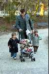 Amsterdam 13 maart 2004
Beau v Erven Dorens met zijn kinderen Bram Thijn en Bobby in de zandbak in het sarphatipark.
