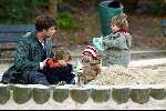 Amsterdam 13 maart 2004
Beau v Erven Dorens met zijn kinderen Bram Thijn en Bobby in de zandbak in het sarphatipark.