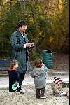 Amsterdam 13 maart 2004
Beau v Erven Dorens met zijn kinderen Bram Thijn en Bobby in de zandbak in het sarphatipark.