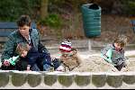 Amsterdam 13 maart 2004
Beau v Erven Dorens met zijn kinderen Bram Thijn en Bobby in de zandbak in het sarphatipark.