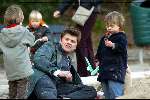 Amsterdam 13 maart 2004
Beau v Erven Dorens met zijn kinderen Bram Thijn en Bobby in de zandbak in het sarphatipark.