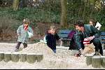 Amsterdam 13 maart 2004
Beau v Erven Dorens met zijn kinderen Bram Thijn en Bobby in de zandbak in het sarphatipark.