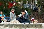 Amsterdam 13 maart 2004
Beau v Erven Dorens met zijn kinderen Bram Thijn en Bobby in de zandbak in het sarphatipark.