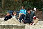 Amsterdam 13 maart 2004
Beau v Erven Dorens met zijn kinderen Bram Thijn en Bobby in de zandbak in het sarphatipark.