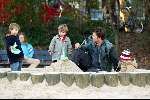 Amsterdam 13 maart 2004
Beau v Erven Dorens met zijn kinderen Bram Thijn en Bobby in de zandbak in het sarphatipark.