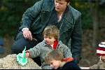 Amsterdam 13 maart 2004
Beau v Erven Dorens met zijn kinderen Bram Thijn en Bobby in de zandbak in het sarphatipark.