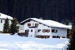 Lech 17 maart 2004
Prinses Maxima, Prins Willem Alexander en  Prinses Amalia   in Lech.  Het Chalet waar ze hun wintersportvakantie hebben gehouden
Sneeuw