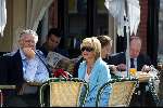 Amsterdam 30 maart 2004
Connie Breukhoven met een man op terras bij Joffers