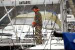 Scheveningen 6 maart 2004
Dinand Woesthoff op zijn zeilboot.
Eenzaam na het overlijden van zijn vrouw Guusje Nederhorst