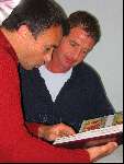 Barcelona, 16 april 2004
Ernie Brandts in zijn nieuwe land waar hij een nieuw bedrijf gaat starten op bezoek bij zijn fysiotherapeut Toni