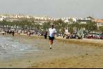 Barcelona, 16 april 2004
Ernie Brandts in zijn nieuwe land waar hij een nieuw bedrijf gaat starten lopend op het strand van Sitges