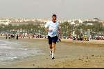 Barcelona, 16 april 2004
Ernie Brandts in zijn nieuwe land waar hij een nieuw bedrijf gaat starten lopend op het strand van Sitges