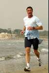 Barcelona, 16 april 2004
Ernie Brandts in zijn nieuwe land waar hij een nieuw bedrijf gaat starten lopend op het strand van Sitges
