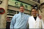 Barcelona, 16 april 2004
Ernie Brandts in zijn nieuwe land waar hij een nieuw bedrijf gaat starten hier met zijn fysiotherapeut Toni